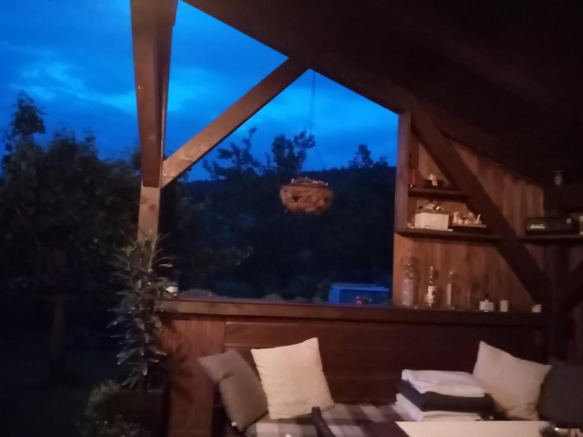 MiJa apartmán s VINNÝM SKLÍPKEM, zahradou a grilem Kájov Exteriér fotografie