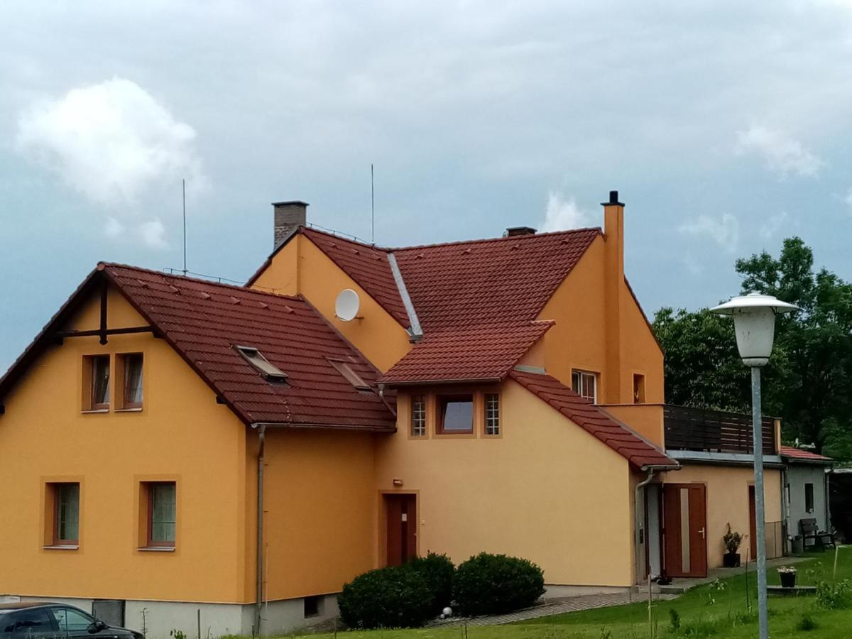 MiJa apartmán s VINNÝM SKLÍPKEM, zahradou a grilem Kájov Exteriér fotografie